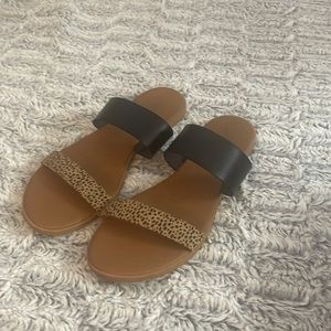 Universal Threads cheetah print & black strap sandals Women 9.5